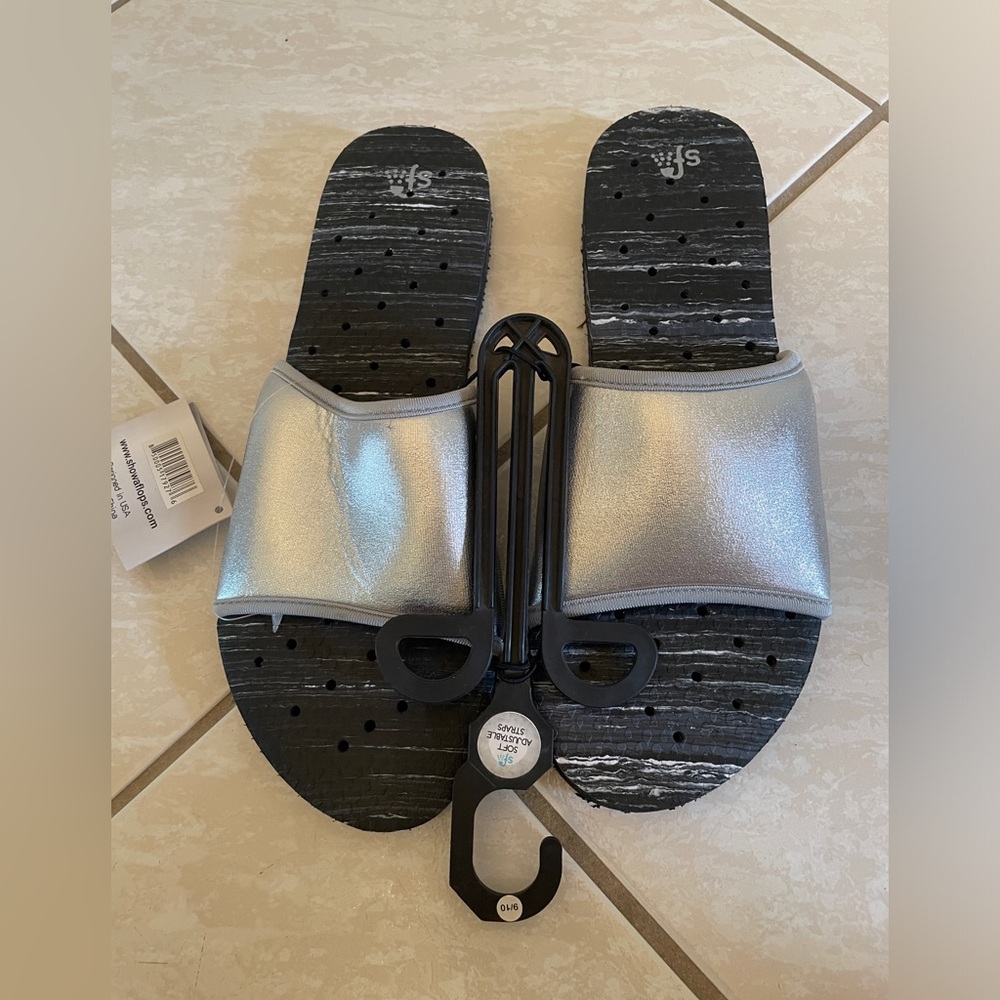 NWT Showa Flops- Metallic Silver Slides Black Bottom- 9/10 Women’s Eur 41 UK 9
